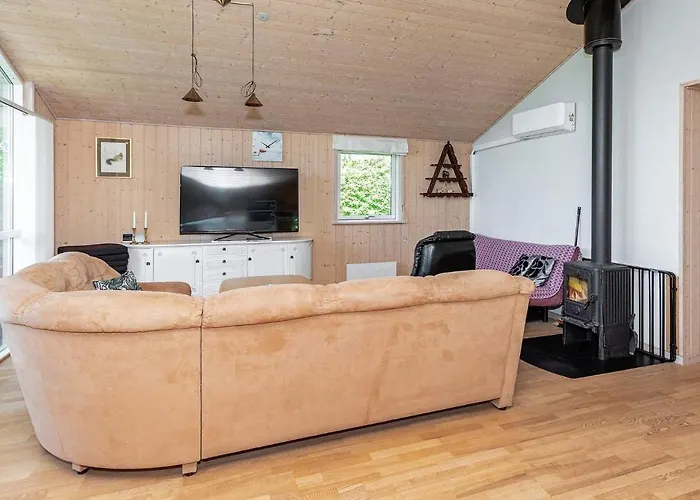6 Person In Logstor-by Traum *